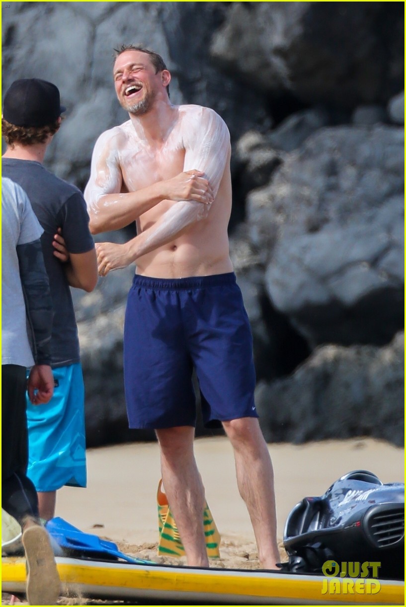 charlie-hunnam-shirtless-sunscreen-16.jpg