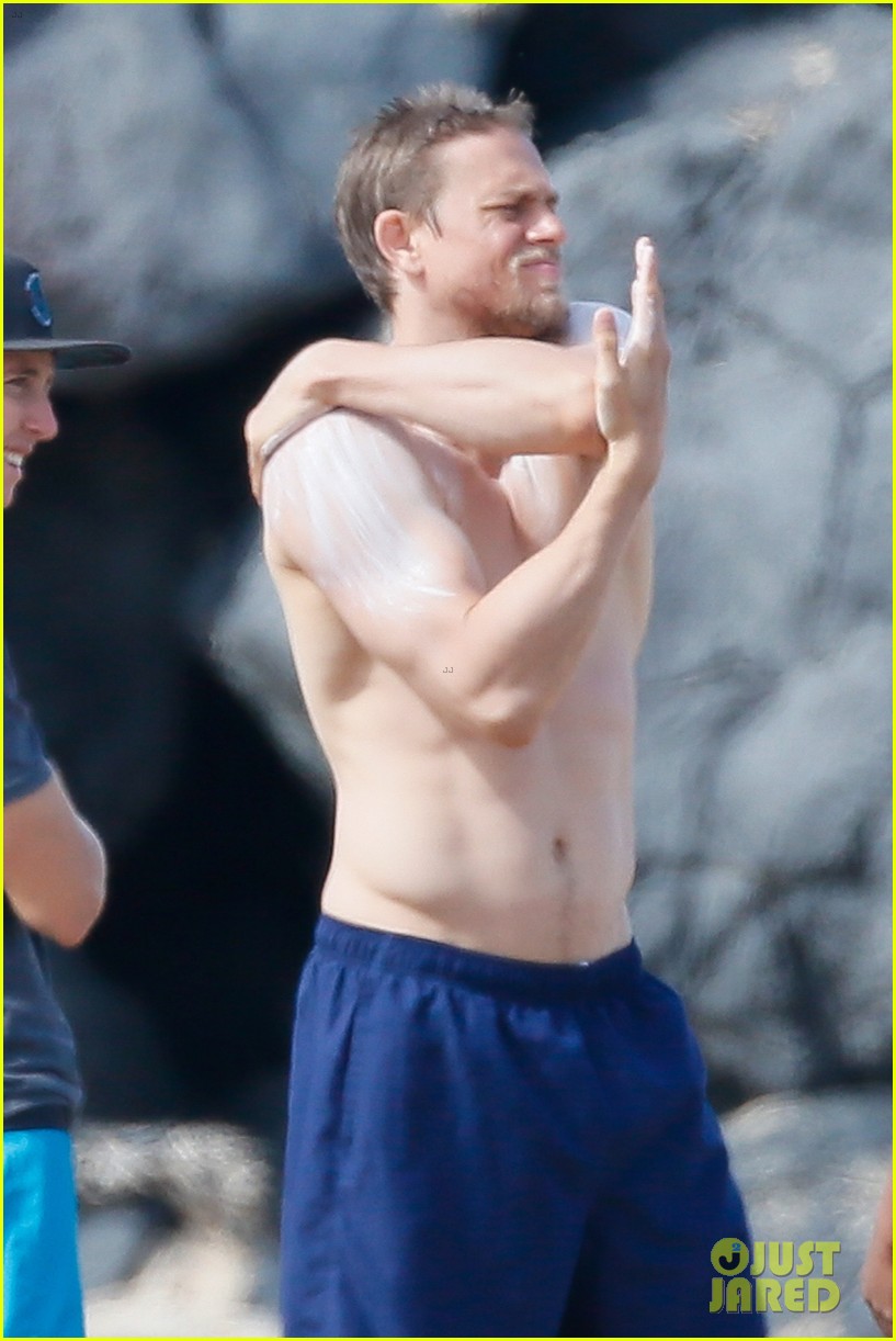 charlie-hunnam-shirtless-sunscreen-27.jpg