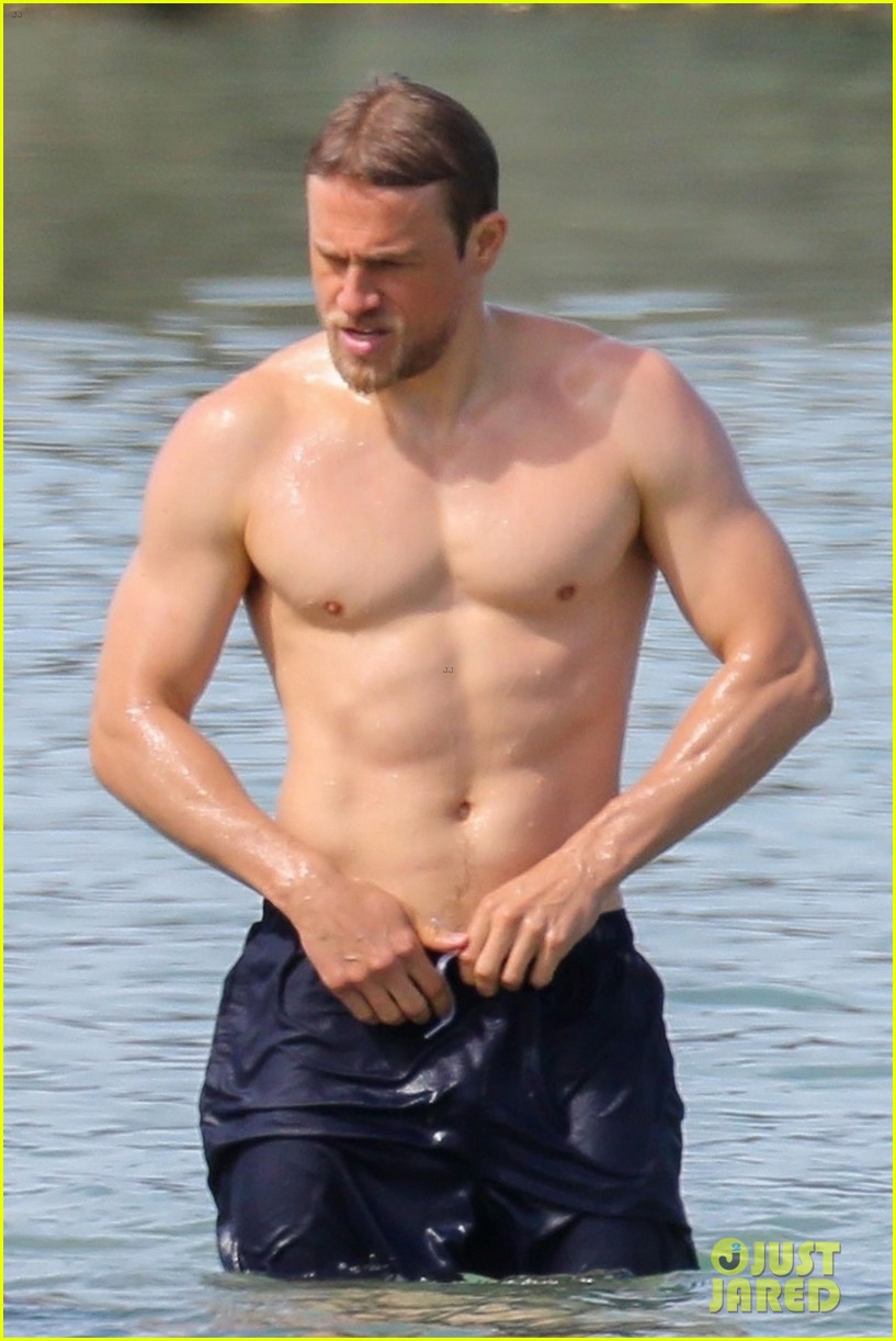 charlie-hunnam-shirtless-sunscreen-06.jpg