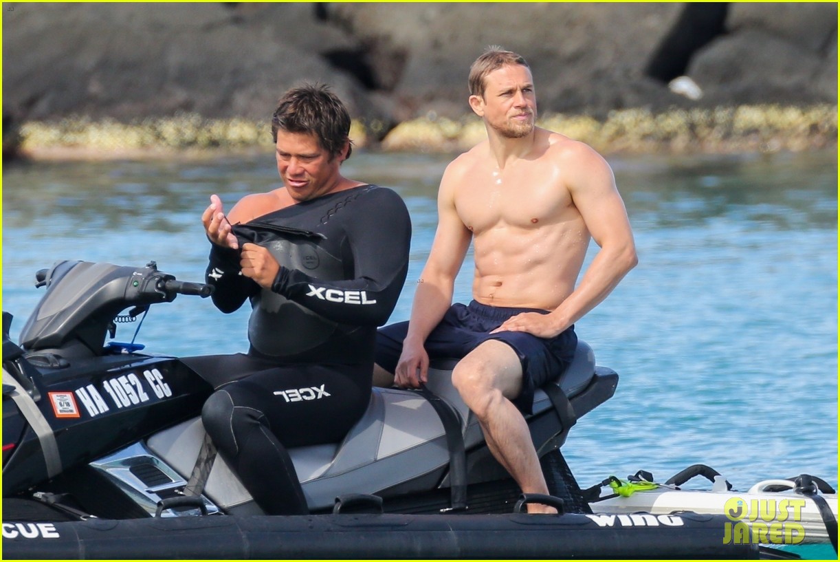 charlie-hunnam-shirtless-sunscreen-05.jpg