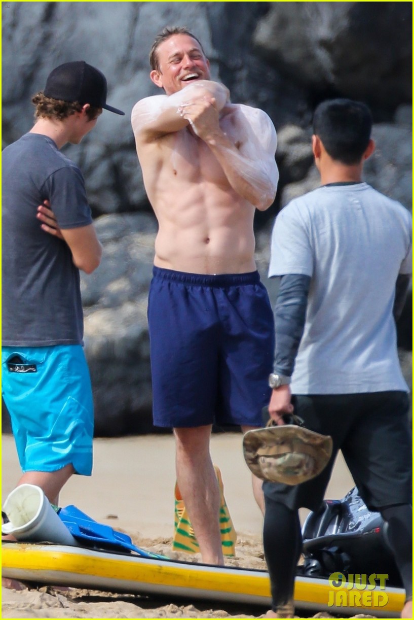 charlie-hunnam-shirtless-sunscreen-15.jpg