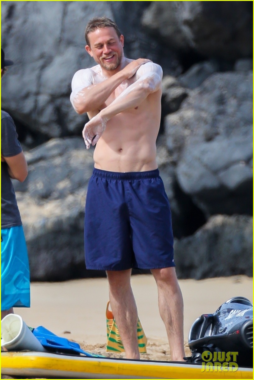 charlie-hunnam-shirtless-sunscreen-11.jpg