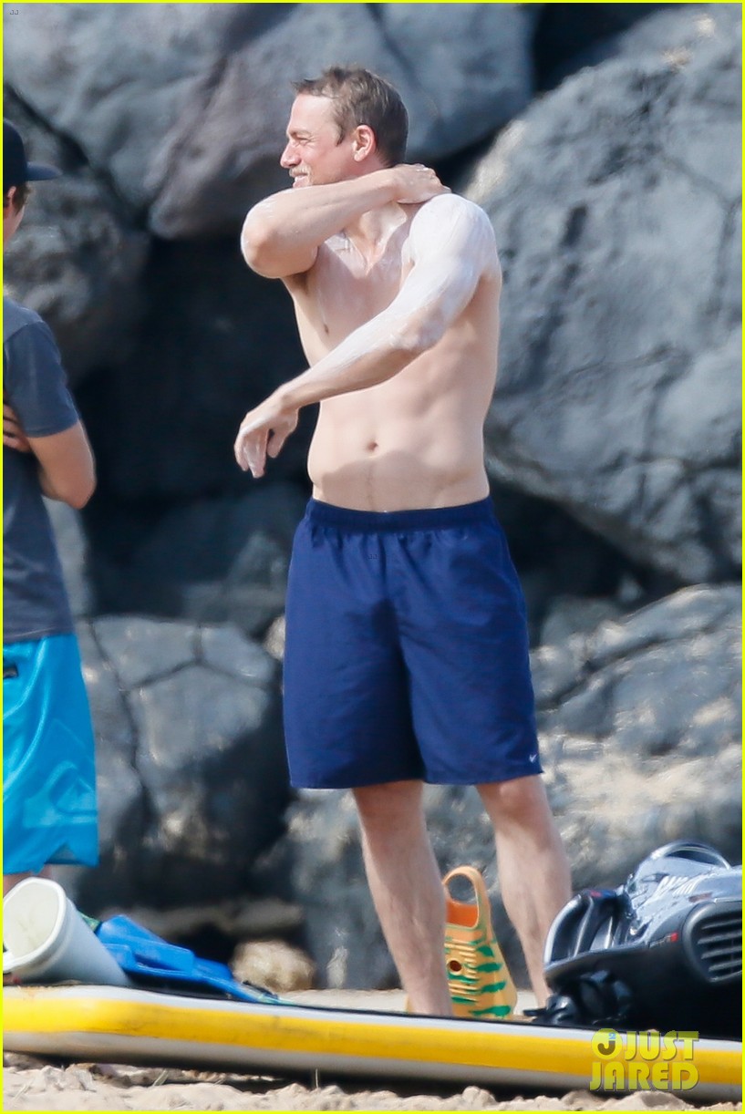 charlie-hunnam-shirtless-sunscreen-26.jpg