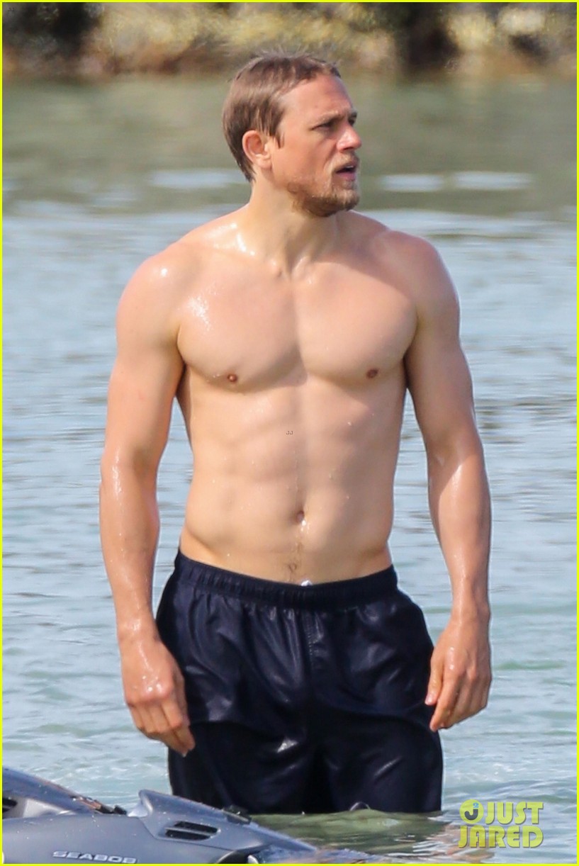 charlie-hunnam-shirtless-sunscreen-02.jpg