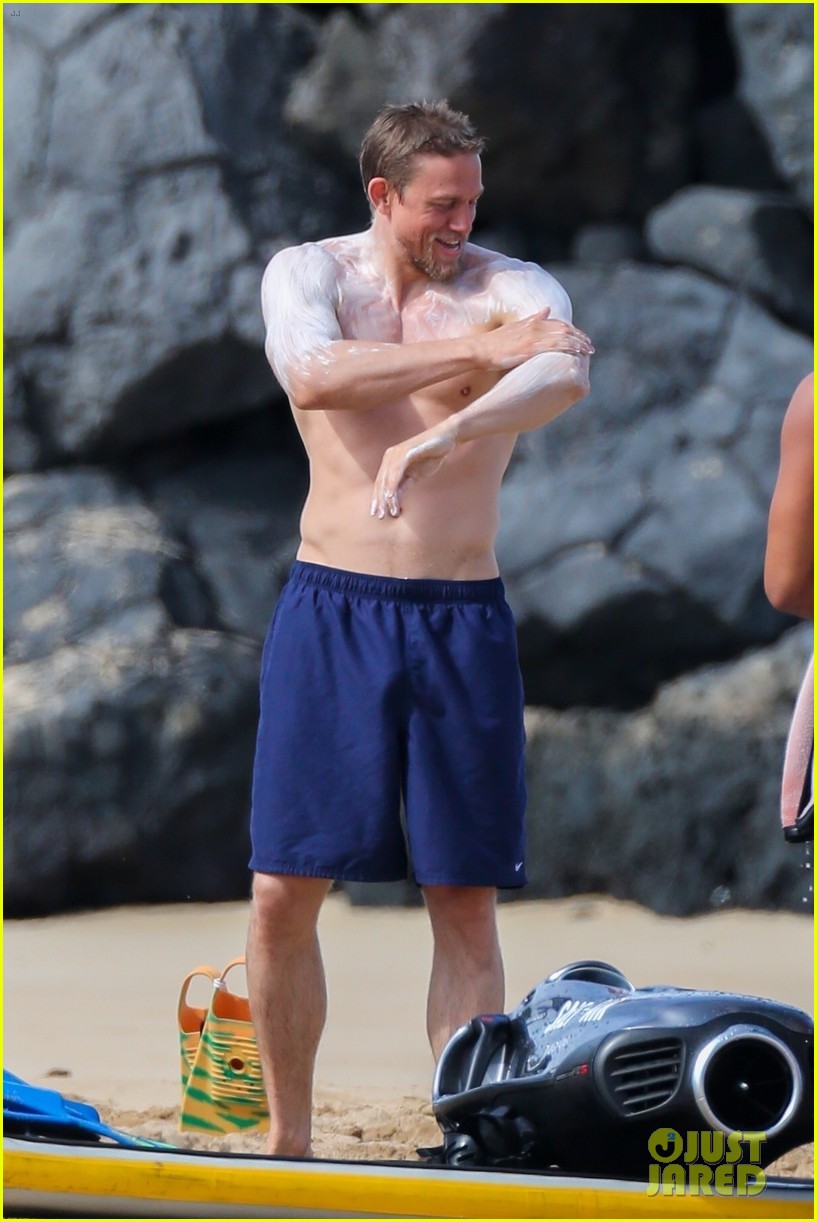 charlie-hunnam-shirtless-sunscreen-14.jpg