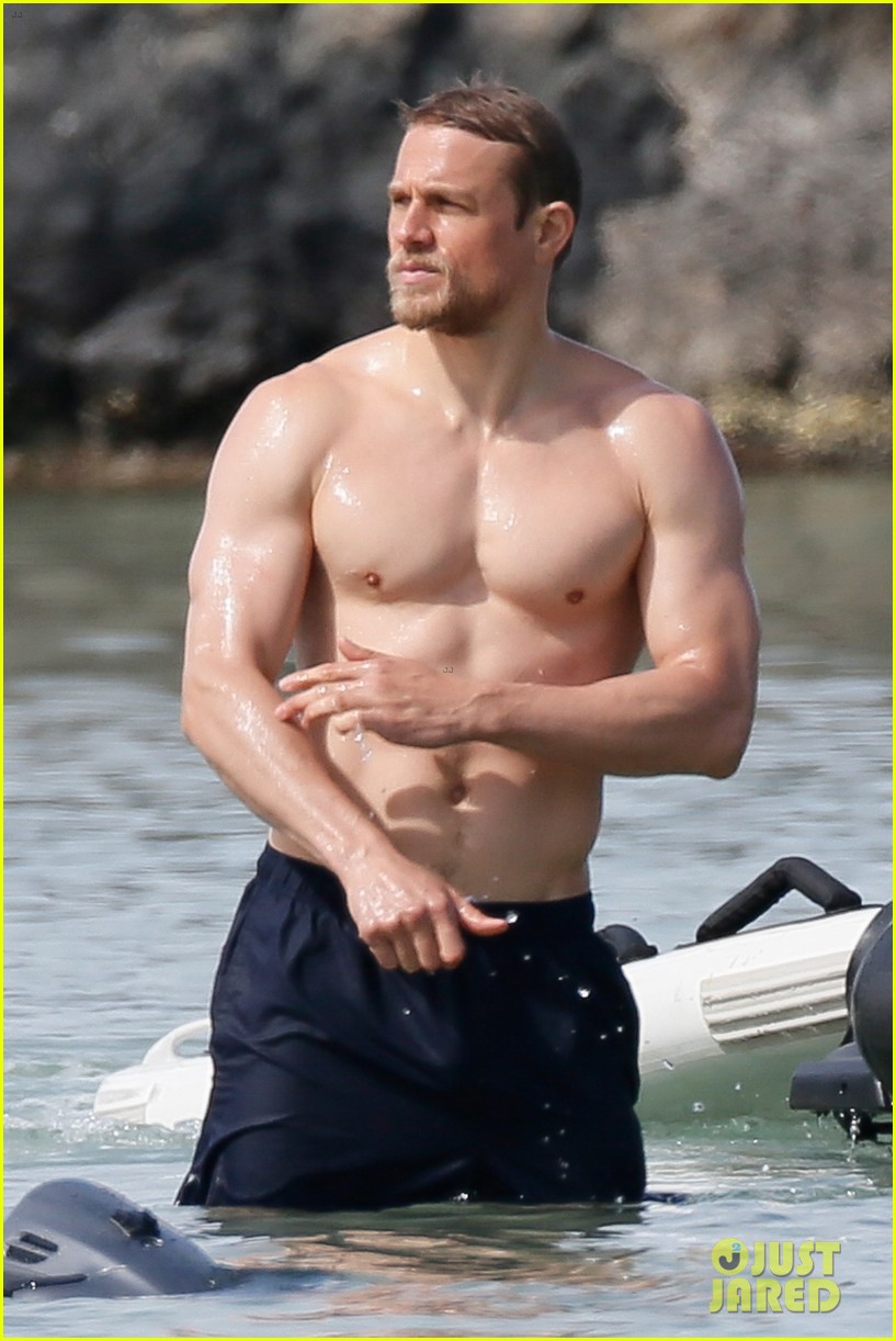 charlie-hunnam-shirtless-sunscreen-23.jpg