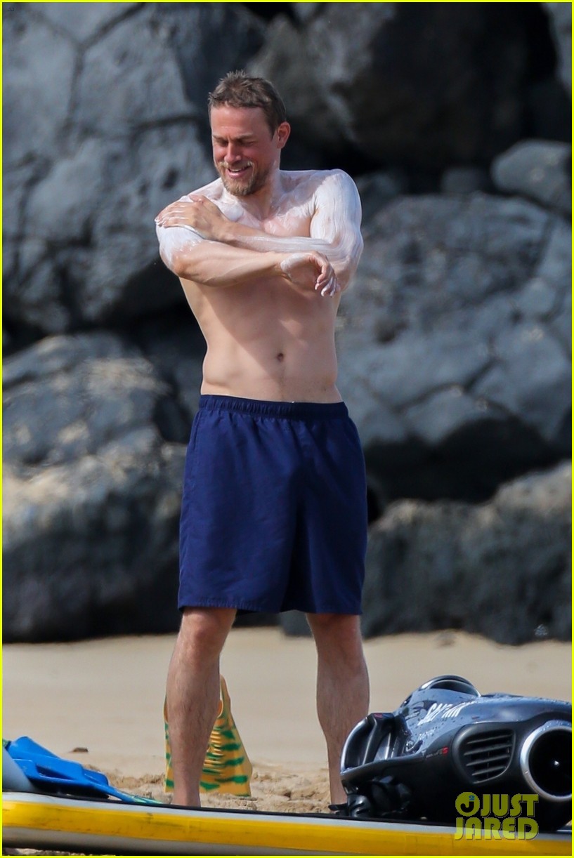 charlie-hunnam-shirtless-sunscreen-13.jpg