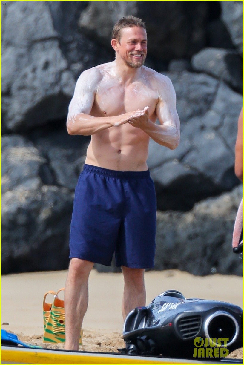 charlie-hunnam-shirtless-sunscreen-10.jpg