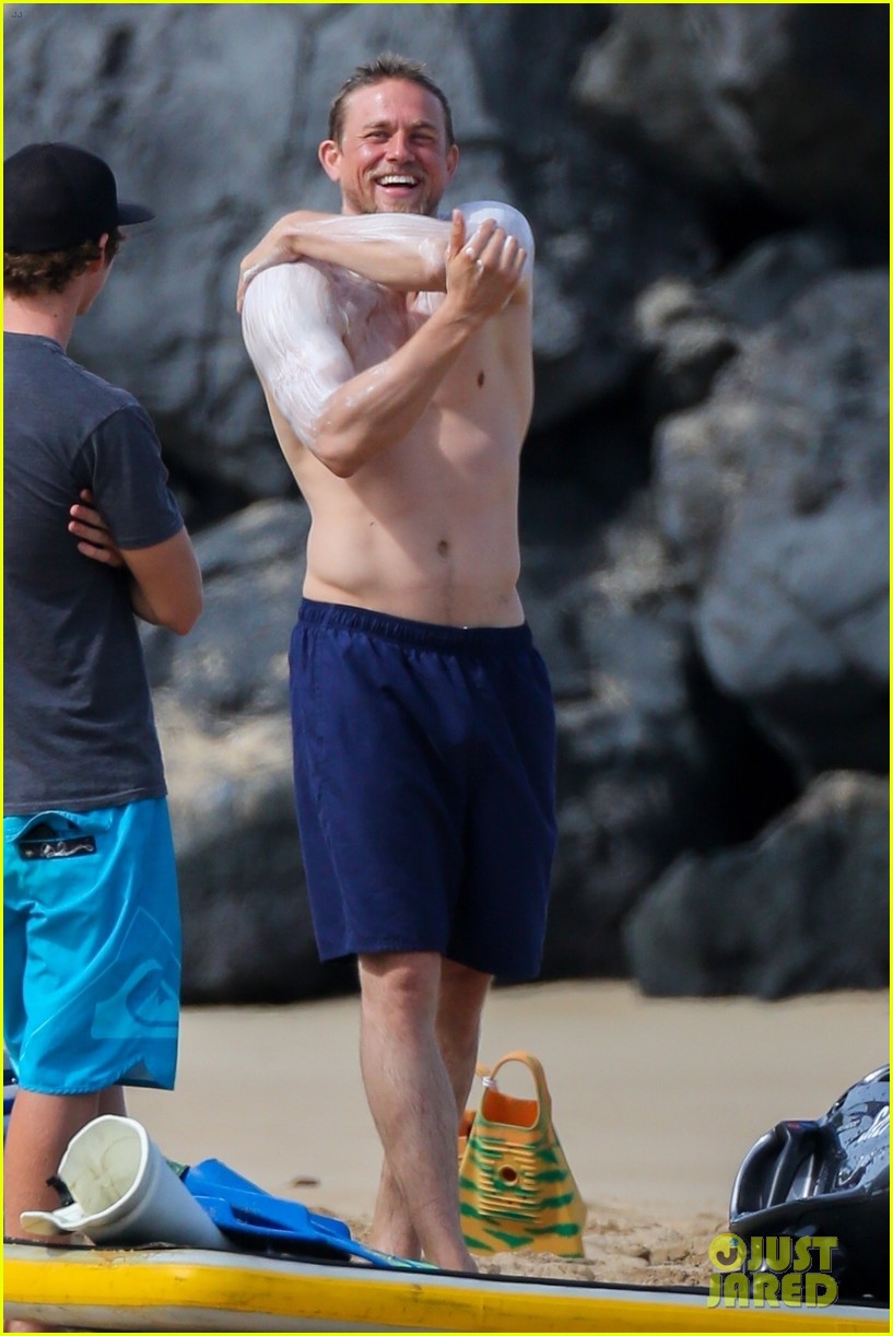 charlie-hunnam-shirtless-sunscreen-12.jpg