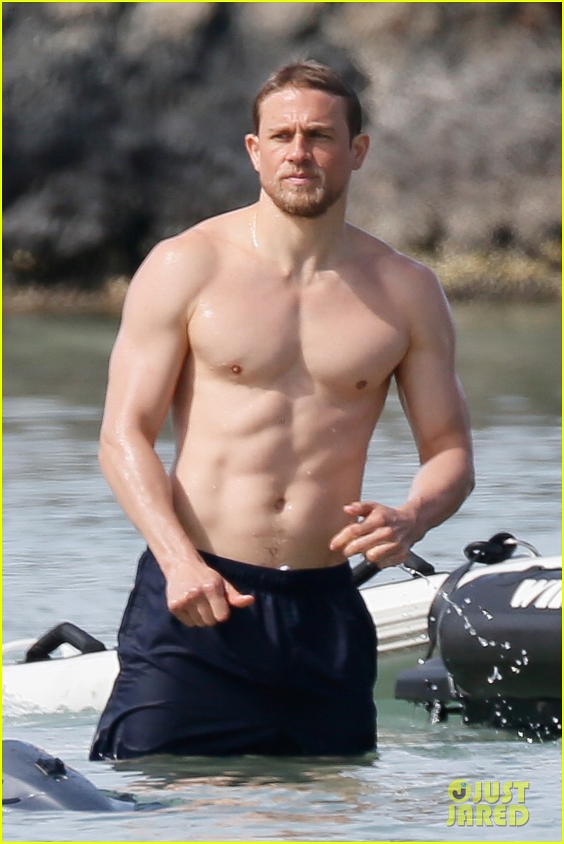 charlie-hunnam-shirtless-sunscreen-22.jpg