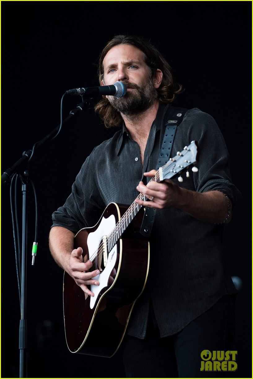 bradley-cooper-plays-glastonbury-for-a-star-is-born-03.jpg