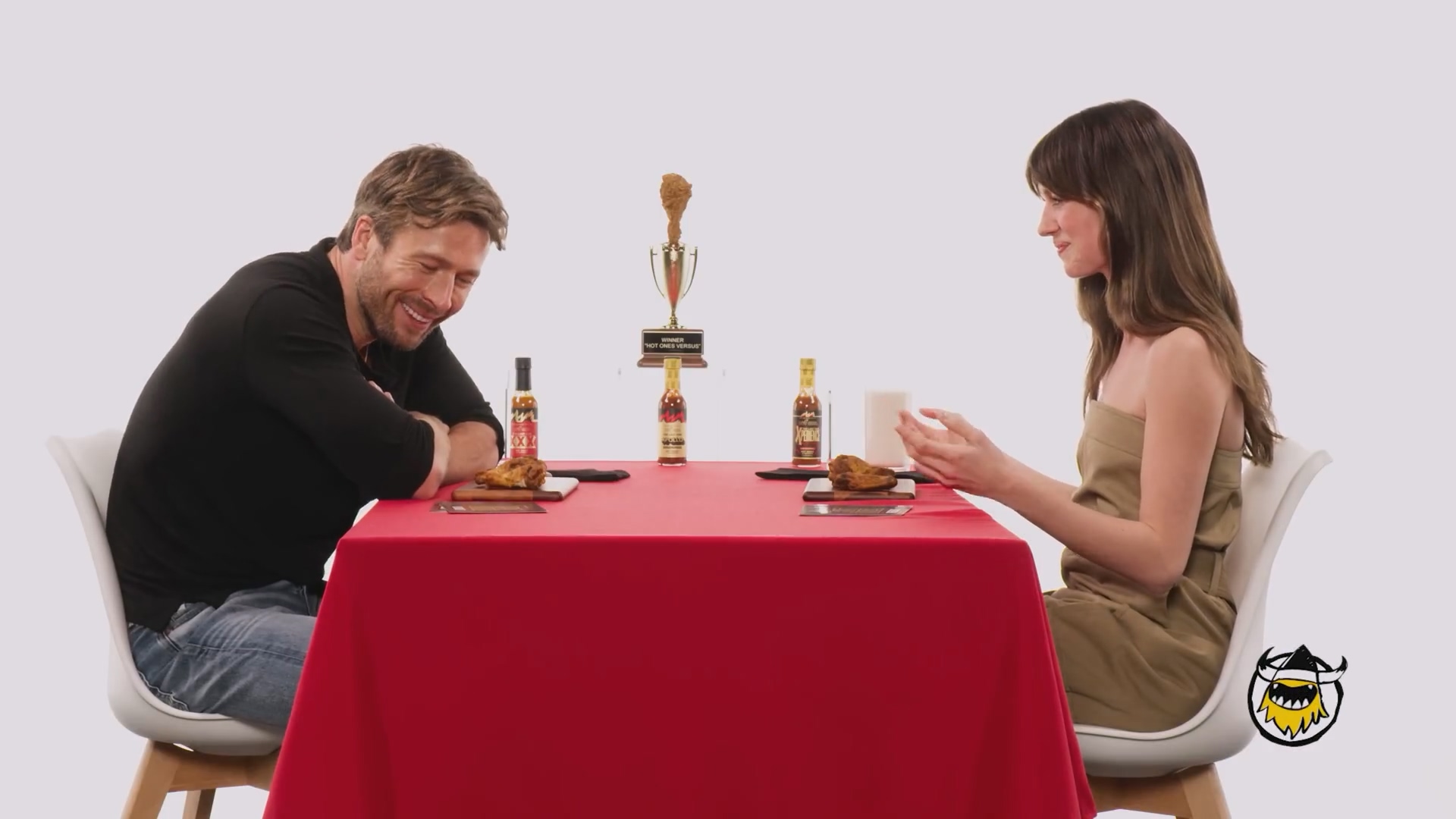 Glen Powell vs. Daisy Edgar-Jones  Hot Ones Versus.mp4_20240716_203454.184.jpg