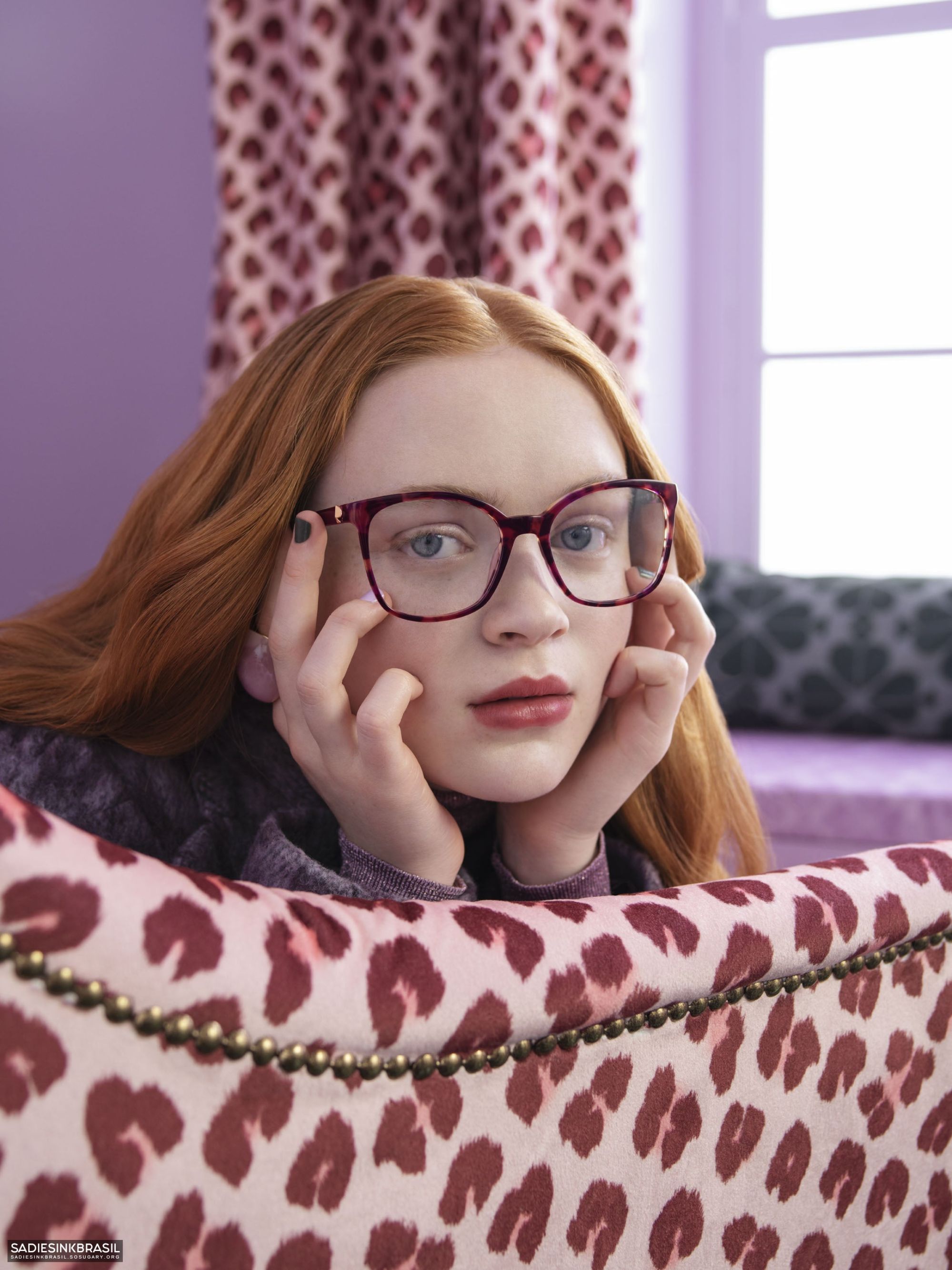 sadie-sink-wearing-glasses-v0-l5oy9u4w0zm81.jpg