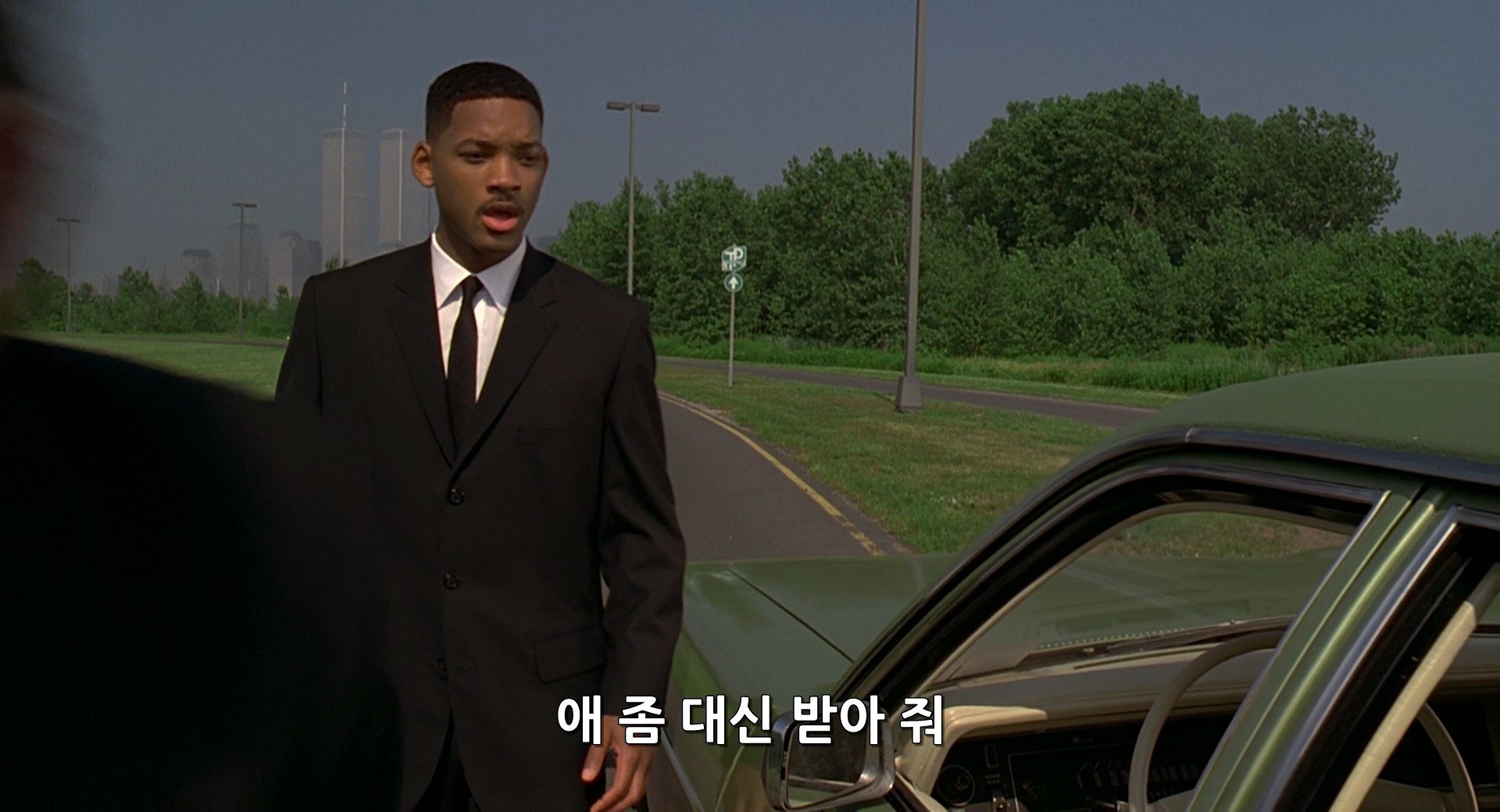 Men.in.Black.1997.RMASTERED.1080p.BluRay.x264.AAC.mkv_002635884.jpg