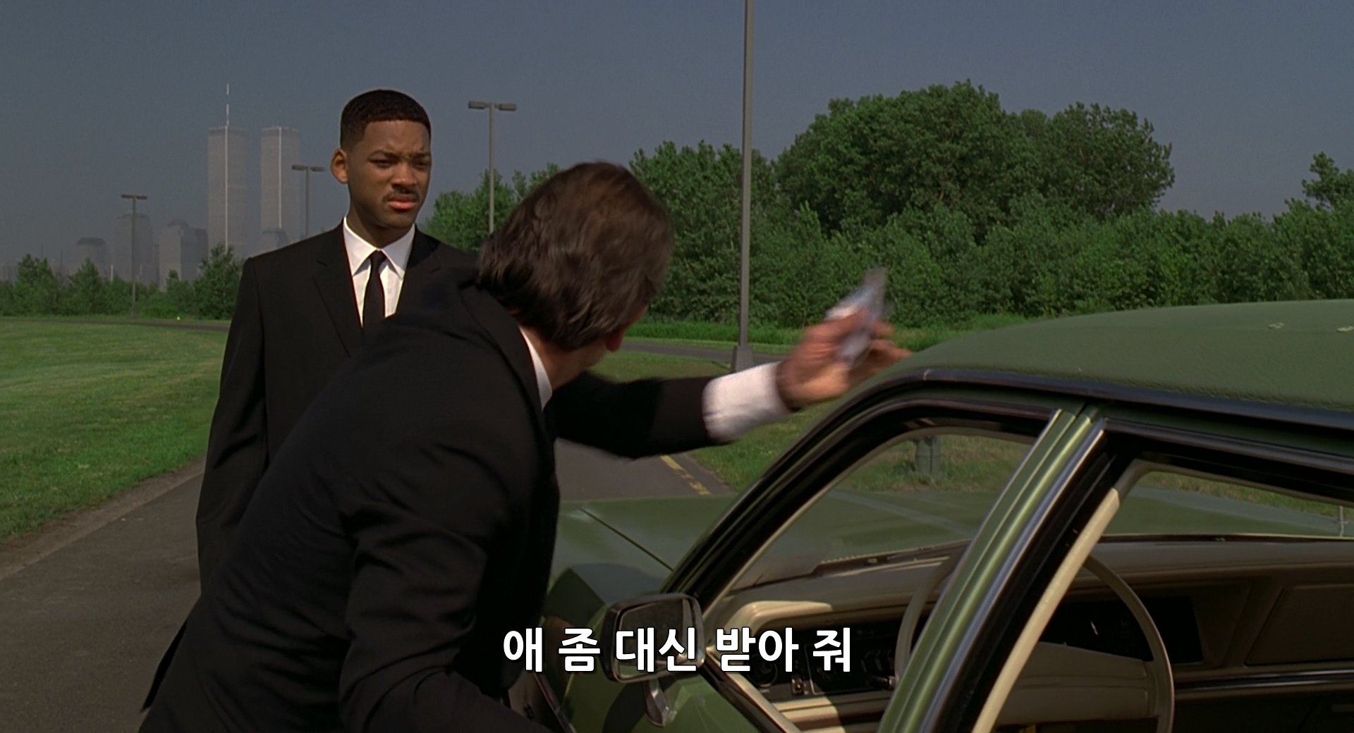 Men.in.Black.1997.RMASTERED.1080p.BluRay.x264.AAC.mkv_002634133.jpg